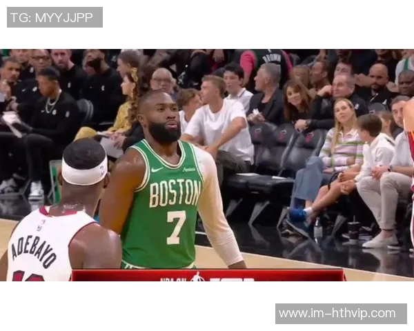 杰伦布朗次节火力全开狂砍18分半场14投9中斩获22分助攻与抢断表现出色